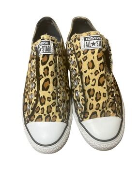 Converse low top sneakers leopard print animal print Size 7